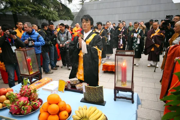 Monje Budista Japonés Presta Servicio Para Recordar Las Víctimas Masacre —  Fotos de Stock