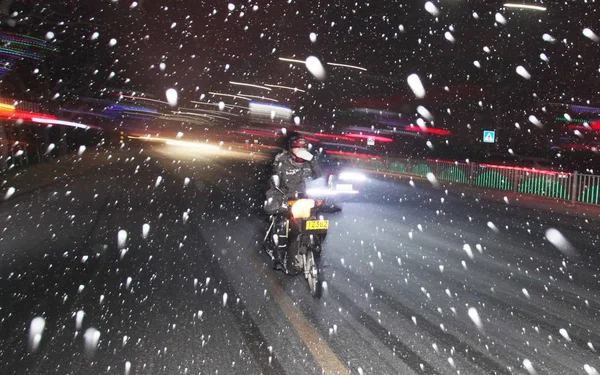 Cycliste Brave Neige Épaisse Dans Rue Dans Ville Weifang Dans — Photo