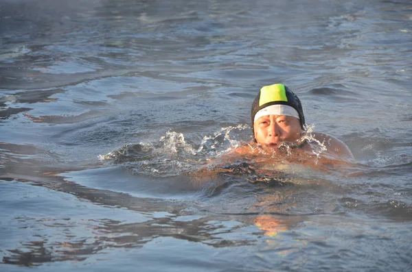 2012年12月23日 在中国北部内蒙古自治区呼伦贝尔市 一名男子在零下30摄氏度的冬泳中游泳 — 图库照片