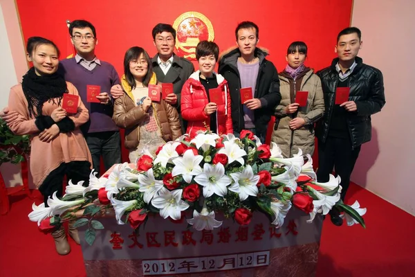 Китайские Пары Показывают Свидетельства Браке Офисе Регистрации Брака Городе Вейфан — стоковое фото