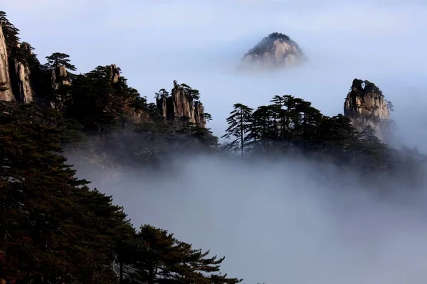 Berg Tips Worden Gezien Boven Betoverende Wolken Gele Berg Scenic — Stockfoto