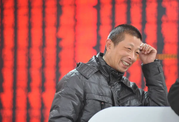 Китайский Инвестор Улыбается Глядя Цены Акции Красный Цвет Роста Цен — стоковое фото