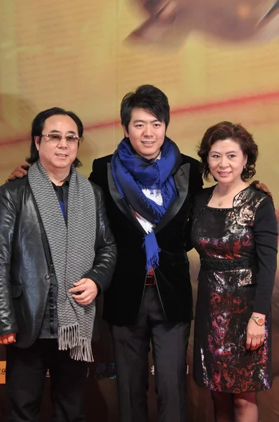 Kinesiska Pianisten Lang Lang Centrera Poser Med Sina Föräldrar Röda — Stockfoto