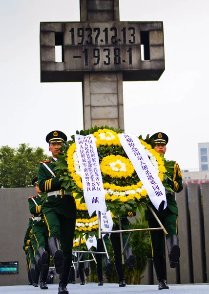 Hedersvakt För Beväpnade Poliser Presenterar Minnes Kransar Årsdagen Nanjing Massakern — Stockfoto