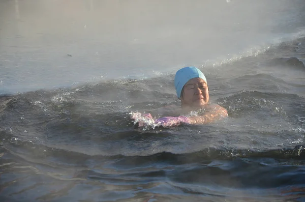 Kvinna Simmar Det Iskalla Vattnet Vintersimning Vid Grader Celsius Hulunbuir — Stockfoto