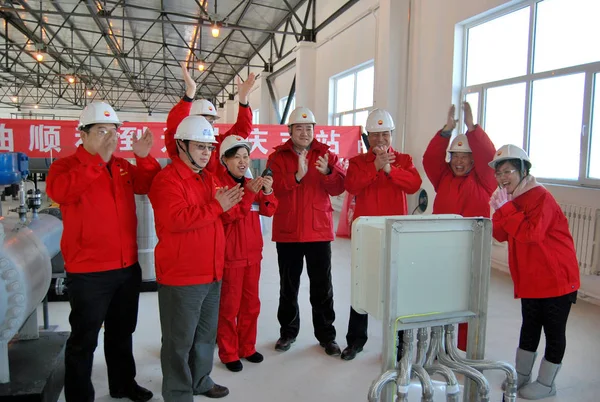 Trabajadores Chinos Cnpc China National Petroleum Corporation Celebran Comienzo Operación —  Fotos de Stock