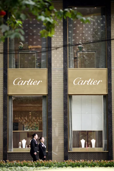 Des Chinoises Passent Devant Une Boutique Cartier Hong Kong Plaza — Photo