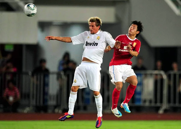 Fabio Coentrao Real Madrid Bal Kihívások Feng Junyan Guangzhou Evergrande — Stock Fotó