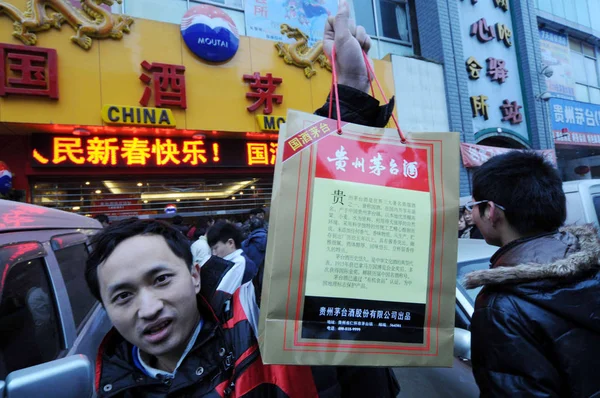 Kinesisk Kund Visar Flaska Kweichow Moutai Sprit Han Köpte Utanför — Stockfoto