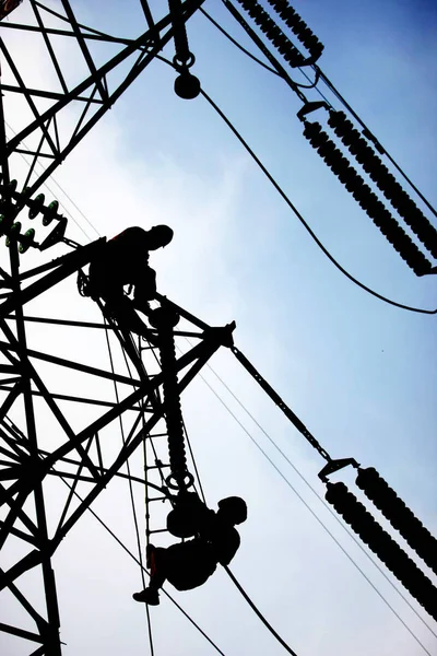 Κινέζοι Ηλεκτρολόγοι Εργάζονται Στο Δίκτυο Ηλεκτρικής Ενέργειας Στο Προάστιο Χουουμπέι — Φωτογραφία Αρχείου