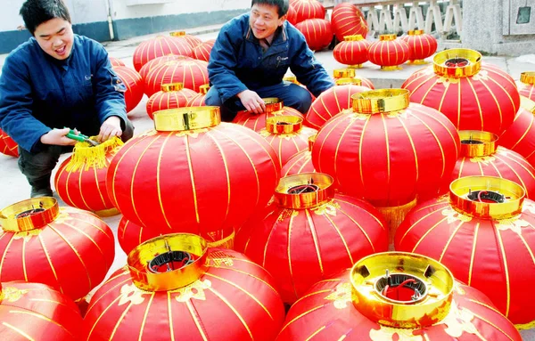 Lavoratori Cinesi Producono Lanterne Rosse Prossimo Festival Primavera Noto Anche — Foto Stock