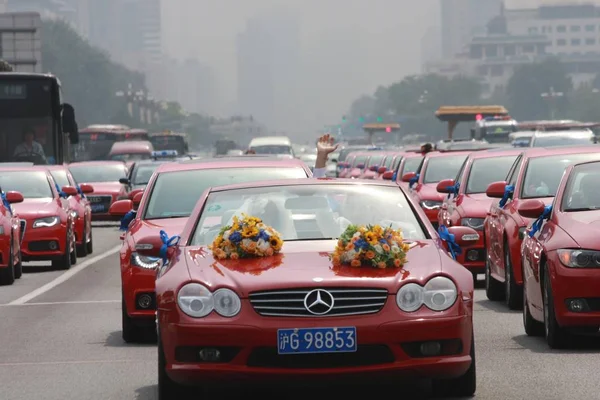 2011年7月10日 中国北京长安大街上 35辆红色汽车在一列绚飞的车队游行 — 图库照片