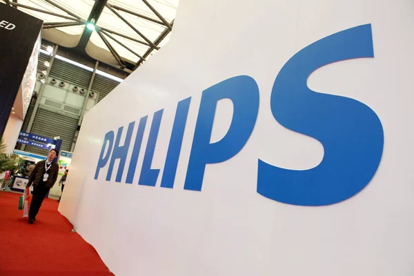 Ένας Επισκέπτης Περνάει Από Περίπτερο Της Philips Κατά Διάρκεια Μιας — Φωτογραφία Αρχείου