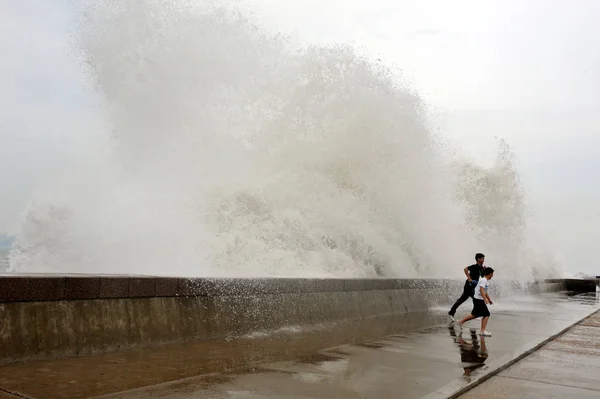 Tourists Run Away Big Waves Caused Typhoon Muifa Hitting Coast — Stock Photo, Image
