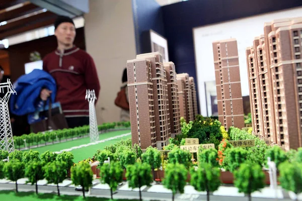 2010年12月10日 在中国上海举行的房地产博览会上 中国购房者看一个住宅项目的模型 — 图库照片
