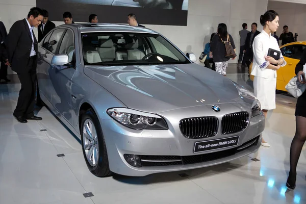 Los Compradores Automóviles Chinos Miran Bmw 520Li Durante Una Exposición — Foto de Stock