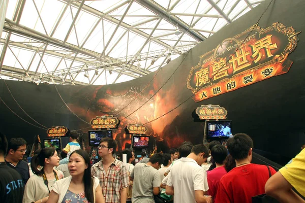 Посетители Стенда World Warcraft Время China Digital Entertainment Expo Conference — стоковое фото