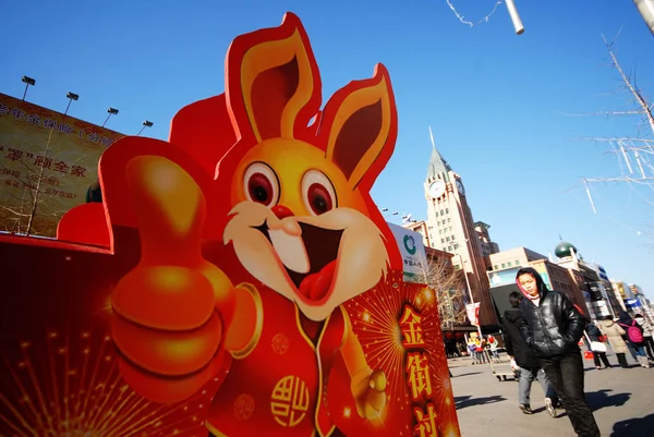 2011年1月30日 在中国北京王府井购物街 当地华人居民走过一个兔子形状的标语牌 庆祝即将到来的春节 又称中国新年 — 图库照片