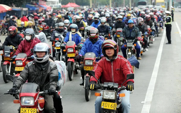 Çinli Göçmen Işçiler Motosiklet Bir Otoyolda Eve Dönüş Yolunu Olarak — Stok fotoğraf