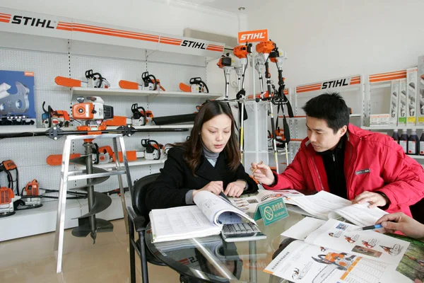 Китайський Співробітника Ліворуч Вводить Stihl Пили Електричний Двигун Клієнтом Салоні — стокове фото