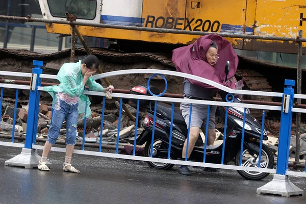 Los Residentes Locales Enfrentan Fuerte Viento Causado Por Tifón Muifa — Foto de Stock