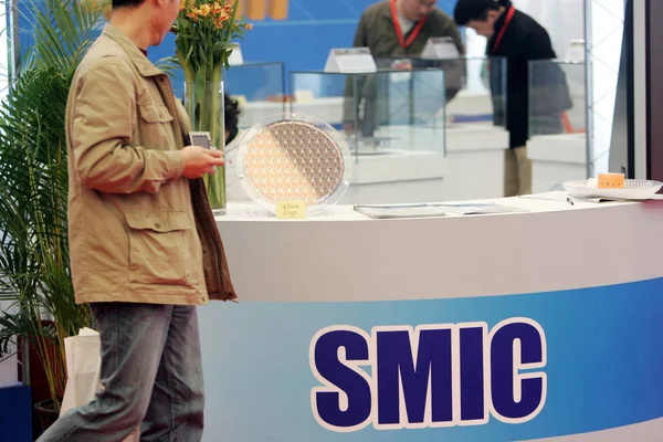 Los Visitantes Chinos Miran Obleas Stand Smic Semiconductor Manufacturing International —  Fotos de Stock