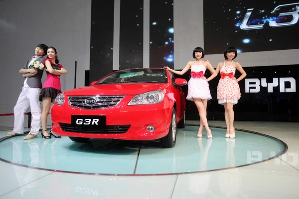 2010年12月20日 在中国广东省南部广州市举行的第八届中国 国际汽车展览会 广州汽车 2010 模特们在 Byd G3R 旁边摆姿势 — 图库照片