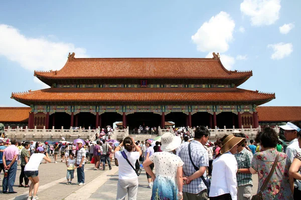 2011年7月7日 中国北京紫禁城的最高和谐之门 游客参观 — 图库照片