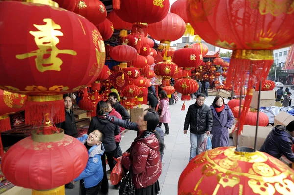 2011年1月29日 在中国东部浙江省东阳市的一个商品市场 当地华人居民购买红灯笼和其他装饰品 为即将到来的春节 又称春节 做准备 — 图库照片