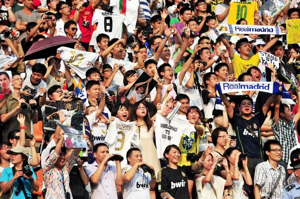 2011年8月1日 中国球迷在中国南方广东省广州市举行的皇家马德里训练课上欢呼 — 图库照片