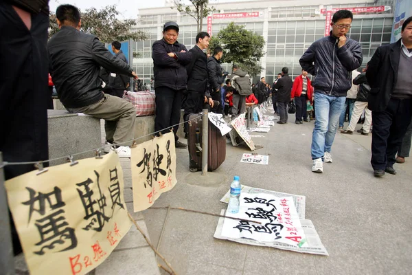 Cinesi Cerca Lavoro Aspettano Datori Lavoro Dietro Cartelli Che Mostrano — Foto Stock