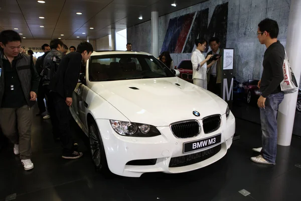2010년 12월 21일 광둥성 광저우시에서 자동차 쇼에서 자동차 구매자들이 Bmw — 스톡 사진