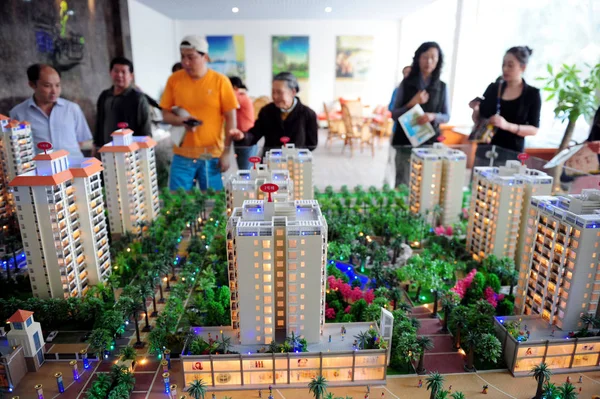 2011年2月5日 中国海南省琼海市房地产交易会期间 中国购房者正在查看住宅项目模型 — 图库照片