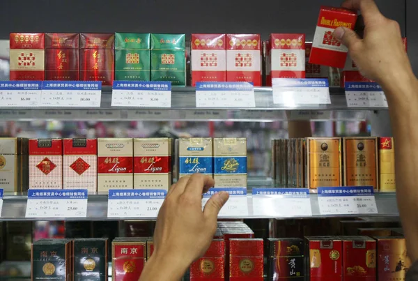 Αρχείο Κουτιά Τσιγάρων Είναι Προς Πώληση Ένα Κατάστημα Στη Σαγκάη — Φωτογραφία Αρχείου