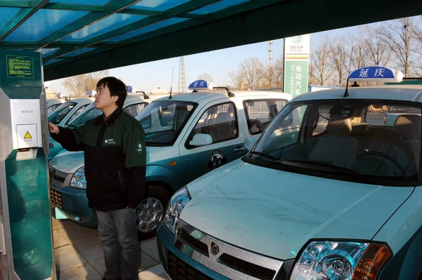 Trabajador Chino Recarga Taxi Eléctrico Una Estación Carga Vehículos Eléctricos — Foto de Stock