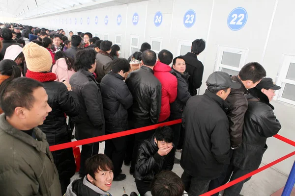 2011年1月9日 中国乘客回家参加即将到来的春节 排队在中国上海火车站售票中心购买火车票 — 图库照片