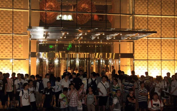 Fãs Chineses Esperam Pela Chegada Real Madrid Westine Hotel Tianjin — Fotografia de Stock