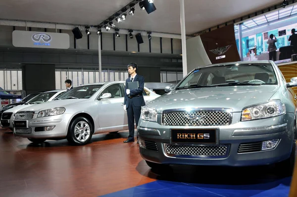 2010年9月28日 在中国东部江苏省南京市举行的车展上 吉利瑞奇G5展出 — 图库照片