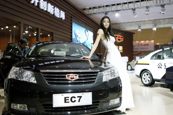 Model Poses Geely Emgrand Ec7 Auto Show Zhengzhou City Central — Stock Photo, Image