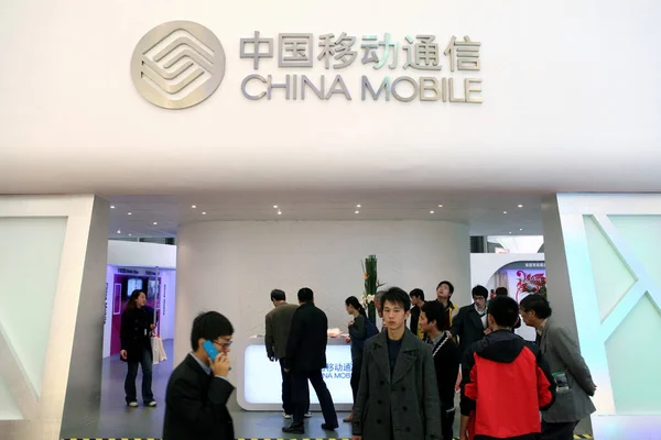 2010年10月10日 上海で開催された展示会中に 中国モバイルのスタンドで来場者が見られます — ストック写真