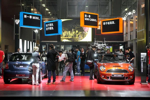 中国の車の購入者は 自動車の第8回の間に軽自動車を見る 国際自動車展 広州市で知られています 2010 南中国広東省 月20日 2010 — ストック写真