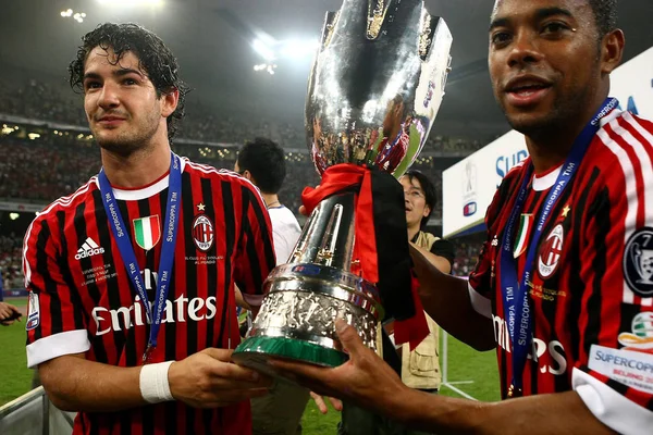 Robson Souza Known Robinho Right Alexandre Pato Milan Hold Trophy — Stock Photo, Image