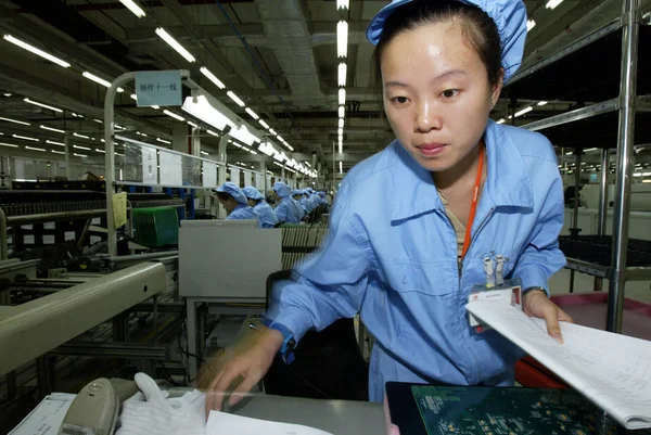 Bir Işçi Shenzhen Huawei Huawei Technologies Ltd Fabrikasında Bir Montaj — Stok fotoğraf