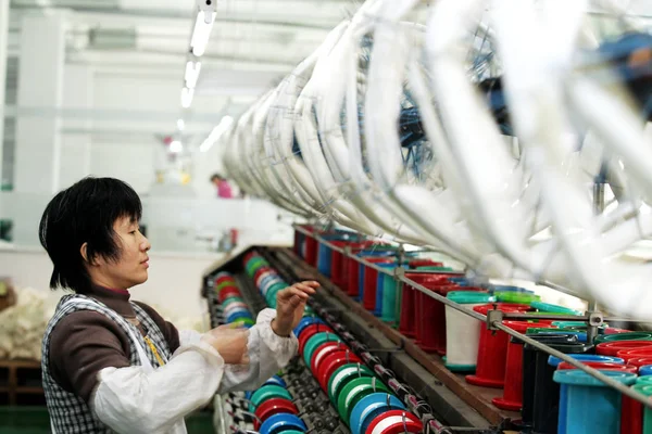 Una Trabajadora China Comprueba Hilado Máquina Hilar Una Fábrica Textil —  Fotos de Stock