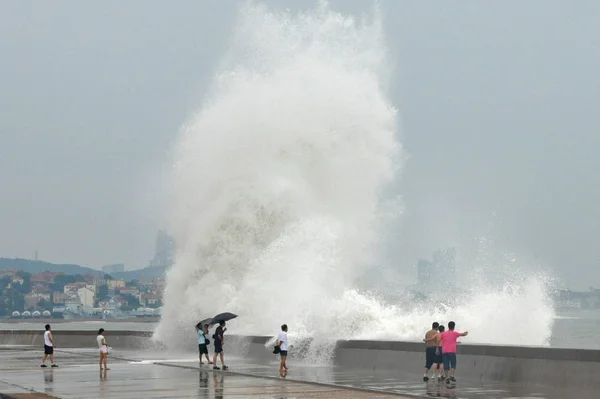 Τουρίστες Βλέπουν Μεγάλα Κύματα Που Προκαλούνται Από Τον Τυφώνα Μιτφα — Φωτογραφία Αρχείου