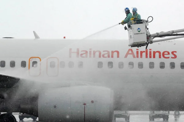 Chińscy Członkowie Załogi Naziemnej Obrotowa Samolot Hainan Airlines Ciężkim Śniegu — Zdjęcie stockowe