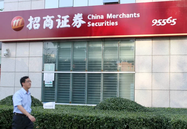 File Pedestre Passa Por Uma Filial China Merchants Securities Pequim — Fotografia de Stock