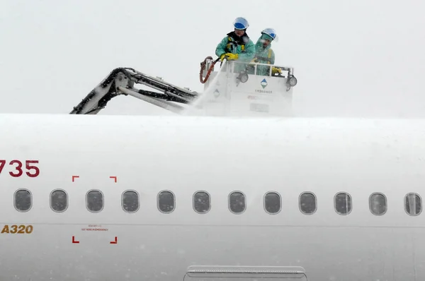 Chińscy Członkowie Załogi Naziemnej Obrotowa Samolot Ciężkim Śniegu Lotnisku Szanghaj — Zdjęcie stockowe