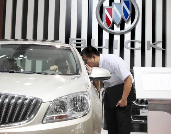 Een Chinese Verkoper Introduceert Een Builk Auto Van General Motors — Stockfoto