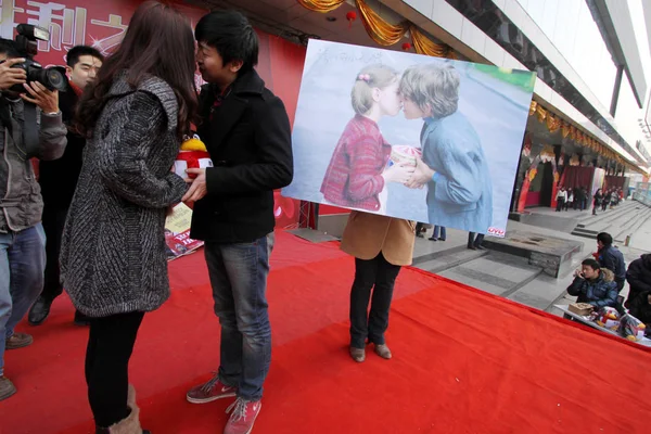 2011년 13일 후베이성 우한시에서 발렌타인 데이를 기념하기 대회에서 키스하는 — 스톡 사진